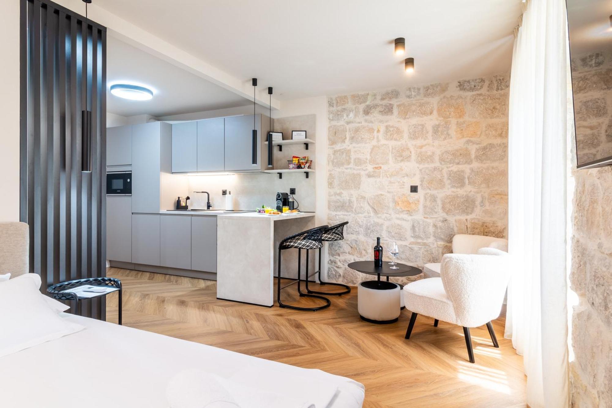 Apartment Centre In Stone House Split Exterior photo