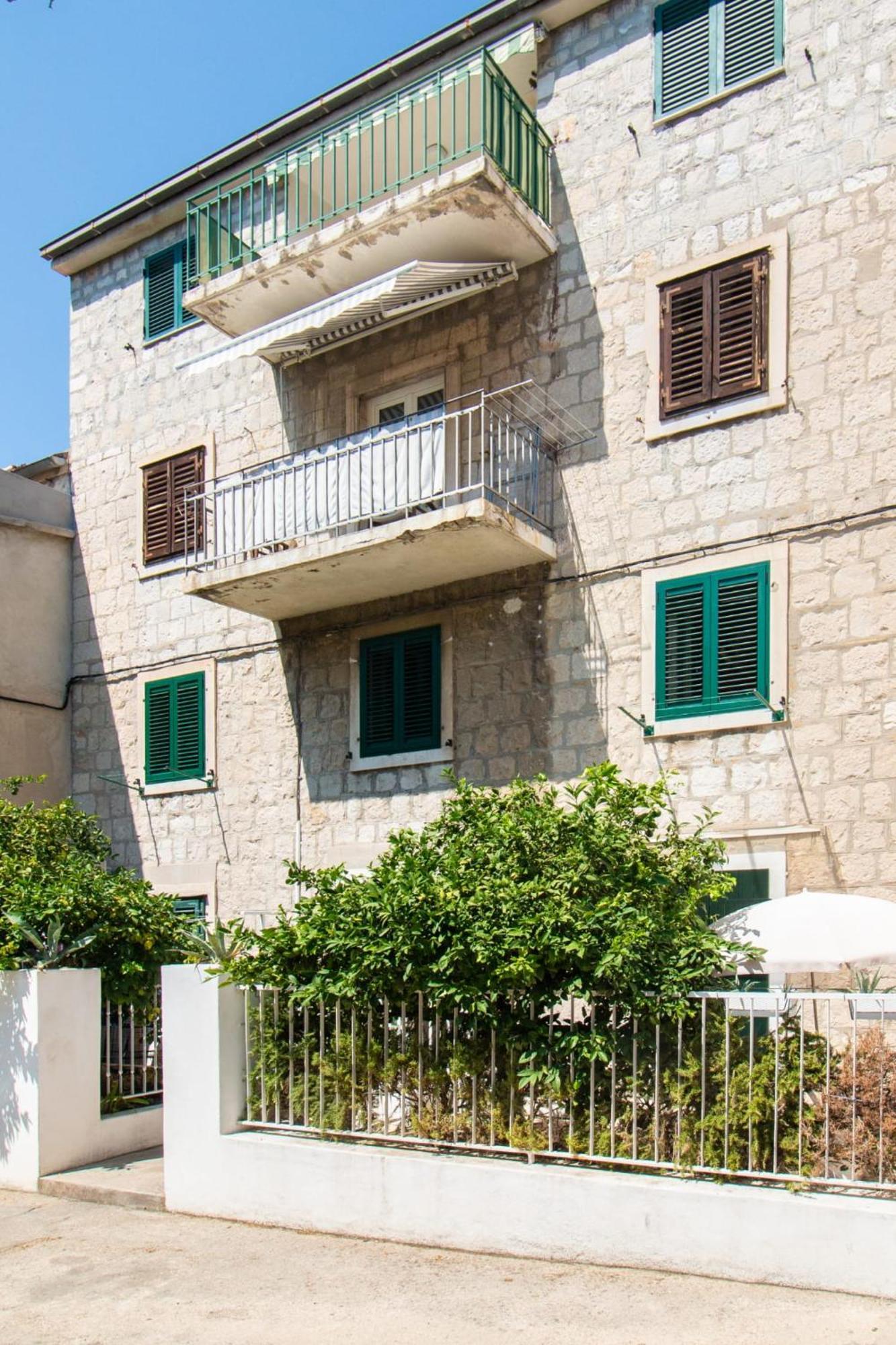 Apartment Centre In Stone House Split Exterior photo
